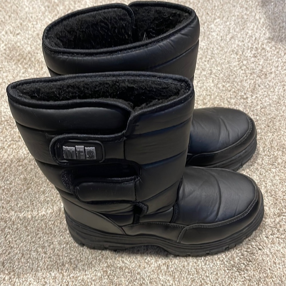 Mens size 8 snow boots